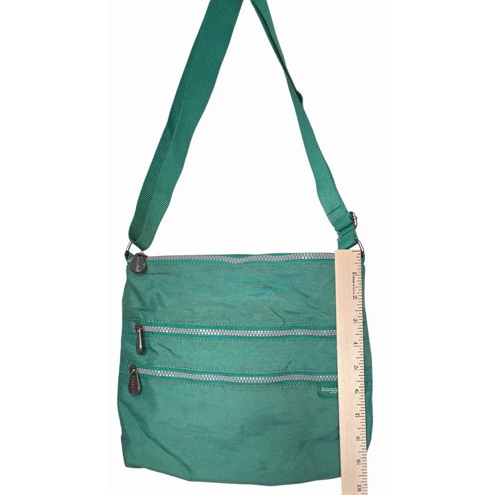 Baggallini Out and About Crossbody Bag Green 10x11 Travel Purse Organizer Pocket